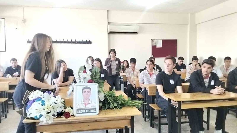 ADANA’NIN KOZAN İLÇESİNDE TRAFİK KAZASINDA HAYATINI KAYBEDEN 17 YAŞINDAKİ SELÇUK KELEBEKLİ, EĞİTİM GÖRDÜĞÜ YUSUF BAYSAL ANADOLU LİSESİ’NDE DÜZENLENEN PROGRAMLA ANILDI.