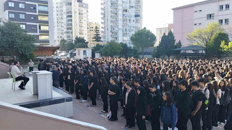 ADANA’NIN KOZAN İLÇESİNDE TRAFİK KAZASINDA HAYATINI KAYBEDEN 17 YAŞINDAKİ SELÇUK KELEBEKLİ, EĞİTİM GÖRDÜĞÜ YUSUF BAYSAL ANADOLU LİSESİ’NDE DÜZENLENEN PROGRAMLA ANILDI.
