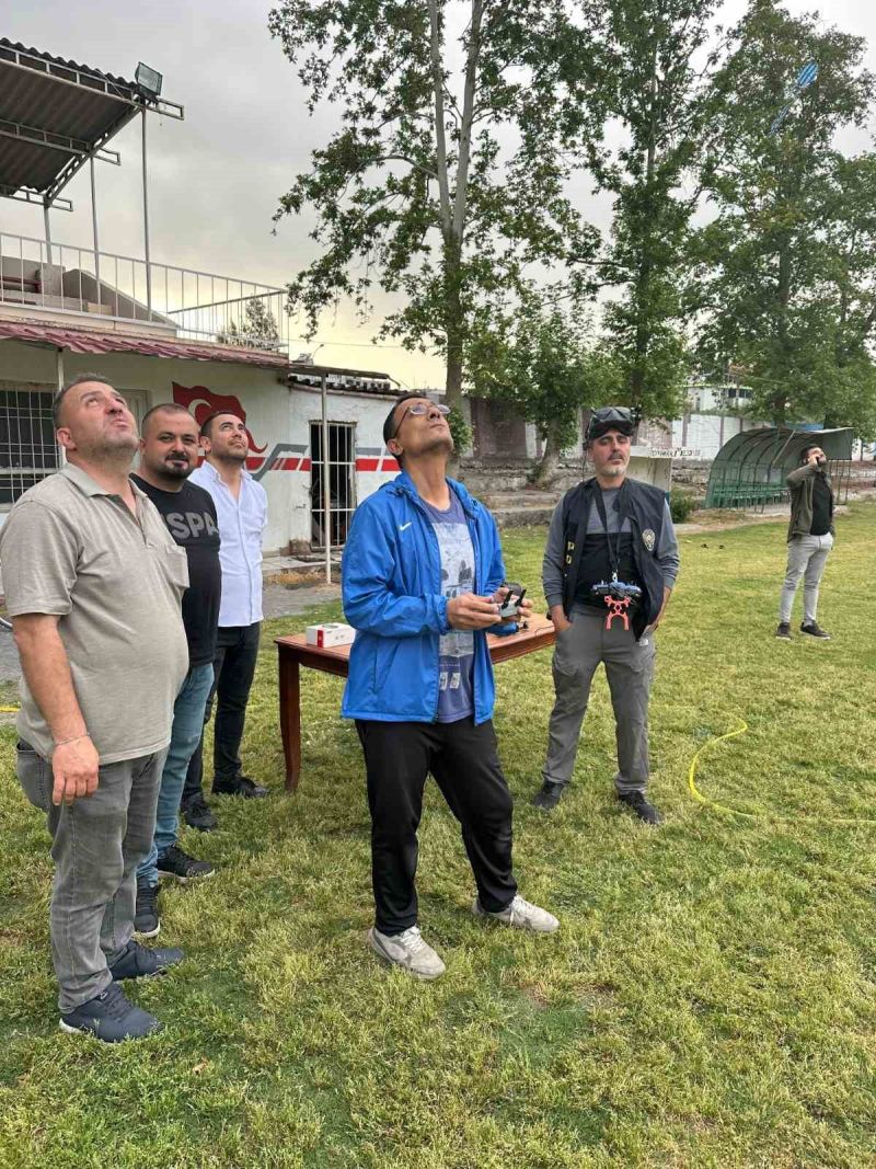 OSMANİYE’DE DOĞU AKDENİZ KALKINMA AJANSI, TOPRAKKALE KAYMAKAMLIĞI İŞ BİRLİĞİNDE HAYATA GEÇİRİLEN SOSYAL GİRİŞİMCİLİK MERKEZİNDE GENÇLERE DİJİTAL BECERİ EĞİTİMLERİ VERİLİYOR.