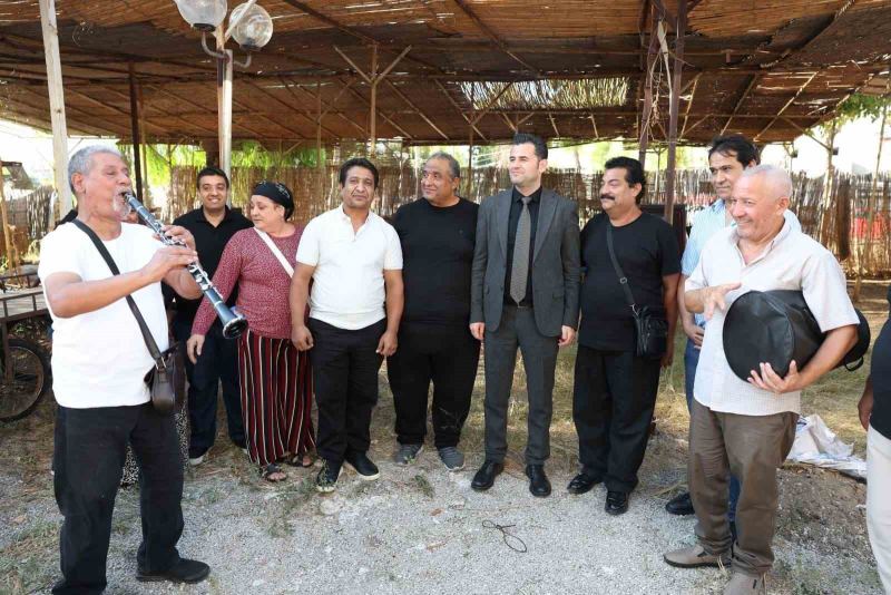 AKDENİZ KAYMAKAMI VE BELEDİYE BAŞKAN VEKİLİ MURAT BEŞİKCİ, İLÇE GENELİNDEKİ SAHA ÇALIŞMALARI KAPSAMINDA ROMAN SİVİL TOPLUM KURULUŞLARINI ZİYARET EDEREK VATANDAŞLARIN TALEP VE BEKLENTİLERİNİ DİNLEDİ.