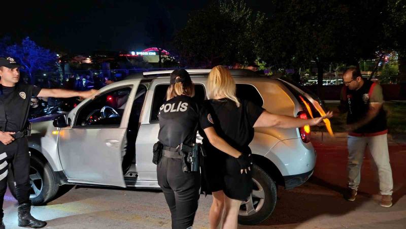 Adana’da huzur ve güven uygulaması: 66 aranan şahıs yakalandı, 2 bin 241 adet uyuşturucu hap ele geçirildi