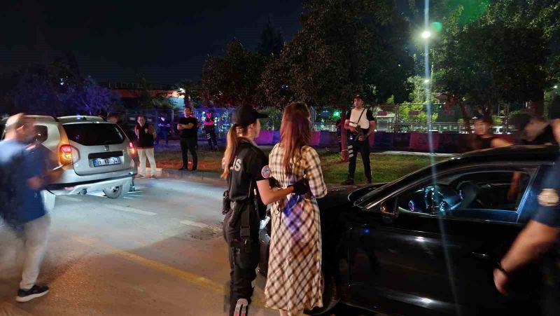 ADANA’DA POLİS EKİPLERİNCE GERÇEKLEŞTİRİLEN HUZUR VE GÜVEN UYGULAMASINDA ÇEŞİTLİ SUÇLARDAN ARANAN 66 ŞAHIS YAKALANIRKEN, 2 BİN 241 ECSTASY HAP ELE GEÇİRİLDİ. TRAFİK DENETİMLERİNDE İSE 45 ARACA TOPLAM 1 MİLYON 245 BİN 144 TL PARA CEZASI UYGULANDI.