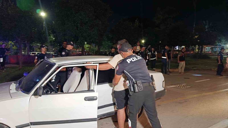 ADANA’DA POLİS EKİPLERİNCE GERÇEKLEŞTİRİLEN HUZUR VE GÜVEN UYGULAMASINDA ÇEŞİTLİ SUÇLARDAN ARANAN 66 ŞAHIS YAKALANIRKEN, 2 BİN 241 ECSTASY HAP ELE GEÇİRİLDİ. TRAFİK DENETİMLERİNDE İSE 45 ARACA TOPLAM 1 MİLYON 245 BİN 144 TL PARA CEZASI UYGULANDI.