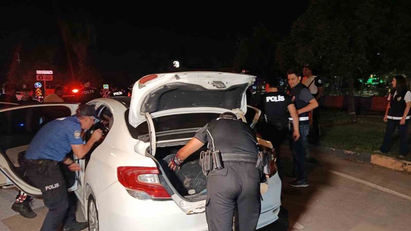 ADANA’DA POLİS EKİPLERİNCE GERÇEKLEŞTİRİLEN HUZUR VE GÜVEN UYGULAMASINDA ÇEŞİTLİ SUÇLARDAN ARANAN 66 ŞAHIS YAKALANIRKEN, 2 BİN 241 ECSTASY HAP ELE GEÇİRİLDİ. TRAFİK DENETİMLERİNDE İSE 45 ARACA TOPLAM 1 MİLYON 245 BİN 144 TL PARA CEZASI UYGULANDI.