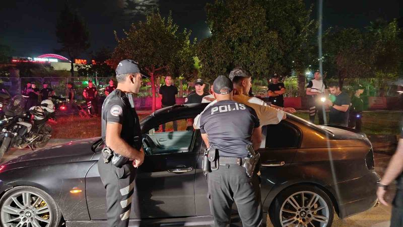 ADANA’DA POLİS EKİPLERİNCE GERÇEKLEŞTİRİLEN HUZUR VE GÜVEN UYGULAMASINDA ÇEŞİTLİ SUÇLARDAN ARANAN 66 ŞAHIS YAKALANIRKEN, 2 BİN 241 ECSTASY HAP ELE GEÇİRİLDİ. TRAFİK DENETİMLERİNDE İSE 45 ARACA TOPLAM 1 MİLYON 245 BİN 144 TL PARA CEZASI UYGULANDI.
