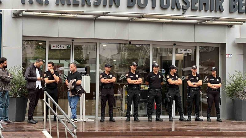 Mersin Büyükşehir Belediyesi’ne operasyon: Başkan Seçer dahil 59 gözaltı