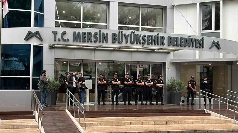 MERSİN BÜYÜKŞEHİR BELEDİYESİ DAHİL 2'Sİ MERKEZ İLÇE 3 BELEDİYEYE YÖNELİK YÜRÜTÜLEN İHALE VE DOĞRUDAN TEMİN SORUŞTURMALARI KAPSAMINA SABAH SAATLERİNDE YAPILAN OPERASYONLA ÇOK SAYIDA ŞÜPHELİ GÖZALTINA ALINDI. OPERASYONDA TÜRKİYE BELEDİYELER BİRLİĞİ (TBB) VE MERSİN BÜYÜKŞEHİR BELEDİYE BAŞKANI VAHAP SEÇER DE GÖZALTINA ALINDI.