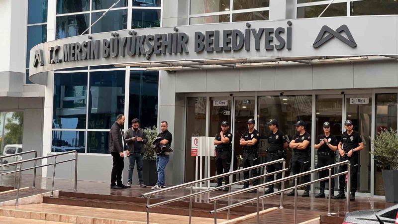 MERSİN BÜYÜKŞEHİR BELEDİYESİ DAHİL 2'Sİ MERKEZ İLÇE 3 BELEDİYEYE YÖNELİK YÜRÜTÜLEN İHALE VE DOĞRUDAN TEMİN SORUŞTURMALARI KAPSAMINA SABAH SAATLERİNDE YAPILAN OPERASYONLA ÇOK SAYIDA ŞÜPHELİ GÖZALTINA ALINDI. OPERASYONDA TÜRKİYE BELEDİYELER BİRLİĞİ (TBB) VE MERSİN BÜYÜKŞEHİR BELEDİYE BAŞKANI VAHAP SEÇER DE GÖZALTINA ALINDI.