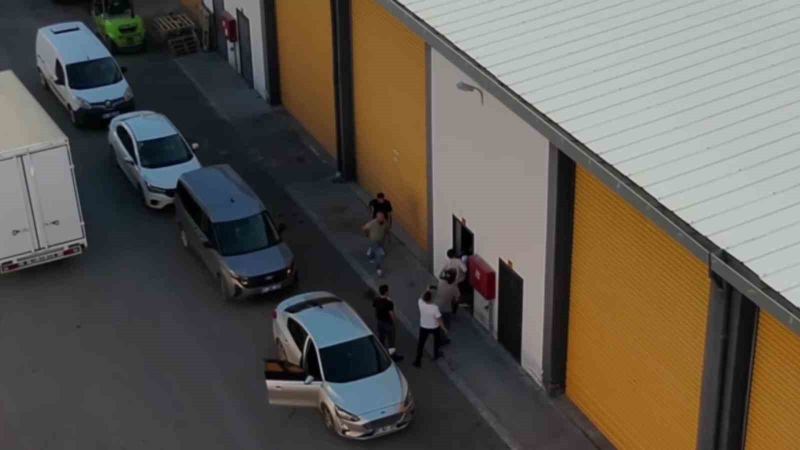 ADANA’DA BİR DEPOYA YAPILAN BASKINDA BAVULLARIN İÇERİSİNDE 100 KİLOGRAM ESRAR ELE GEÇİRİLDİ.