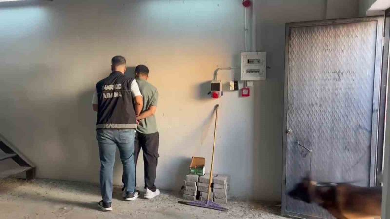 ADANA’DA BİR DEPOYA YAPILAN BASKINDA BAVULLARIN İÇERİSİNDE 100 KİLOGRAM ESRAR ELE GEÇİRİLDİ. OLAYLA İLGİLİ 4 KİŞİ GÖZALTINA ALINDI. GÖZALTINA ALINAN ŞÜPHELİLERDEN 3’Ü TUTUKLANIRKEN 1’İ ADLİ KONTROL ŞARTIYLA SERBEST KALDI.