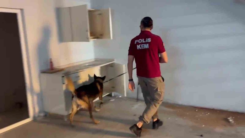 ADANA’DA BİR DEPOYA YAPILAN BASKINDA BAVULLARIN İÇERİSİNDE 100 KİLOGRAM ESRAR ELE GEÇİRİLDİ. OLAYLA İLGİLİ 4 KİŞİ GÖZALTINA ALINDI. GÖZALTINA ALINAN ŞÜPHELİLERDEN 3’Ü TUTUKLANIRKEN 1’İ ADLİ KONTROL ŞARTIYLA SERBEST KALDI.