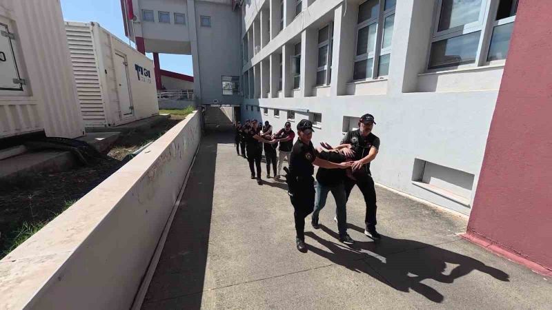 ADANA’DA BİR DEPOYA YAPILAN BASKINDA BAVULLARIN İÇERİSİNDE 100 KİLOGRAM ESRAR ELE GEÇİRİLDİ. OLAYLA İLGİLİ 4 KİŞİ GÖZALTINA ALINDI. GÖZALTINA ALINAN ŞÜPHELİLERDEN 3’Ü TUTUKLANIRKEN 1’İ ADLİ KONTROL ŞARTIYLA SERBEST KALDI.