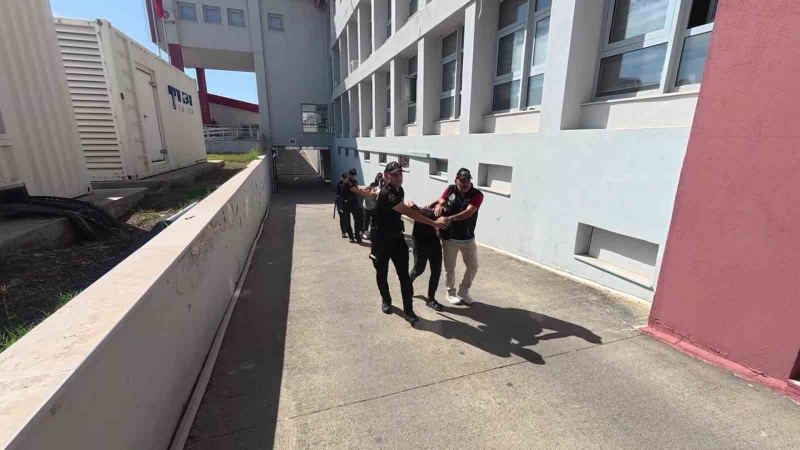 ADANA’DA BİR DEPOYA YAPILAN BASKINDA BAVULLARIN İÇERİSİNDE 100 KİLOGRAM ESRAR ELE GEÇİRİLDİ. OLAYLA İLGİLİ 4 KİŞİ GÖZALTINA ALINDI. GÖZALTINA ALINAN ŞÜPHELİLERDEN 3’Ü TUTUKLANIRKEN 1’İ ADLİ KONTROL ŞARTIYLA SERBEST KALDI.