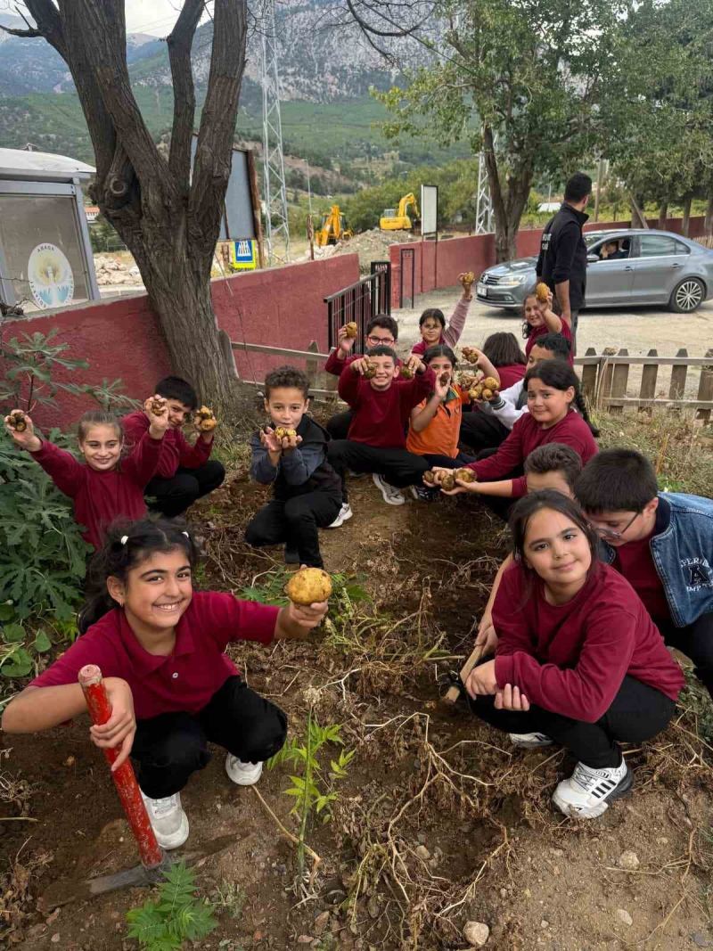 ADANA’DA ÖĞRENCİLERİN OKUL BAHÇESİNDE YETİŞTİRDİĞİ ÜRÜNLER GELENEKSEL LEZZETLERE DÖNÜŞTÜRÜLDÜ.