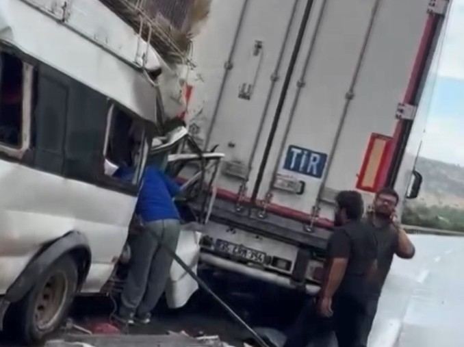 MERSİN'İN TARSUS İLÇESİ SINIRLARINDA OTOYOLDA TARIM İŞÇİLERİNİ TAŞIYAN MİNİBÜS İLE 2 TIRIN KARIŞTIĞI KAZADA 11 KİŞİ YARALANDI.