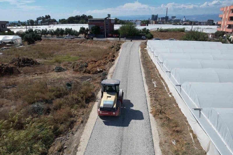 AKDENİZ BELEDİYESİ, İLÇE GENELİNDE ULAŞIM ALTYAPISINI GÜÇLENDİRMEK AMACIYLA MERKEZ MAHALLELERDE SICAK ASFALT, KIRSAL MAHALLELERDE İSE SATHİ KAPLAMA ÇALIŞMALARINI SÜRDÜRÜYOR.