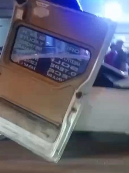 MERSİN'DE MEYDANA GELEN KAZADA MİNİBÜSÜN KAPISI, OTOMOBİLDE ASILI KALDI.
