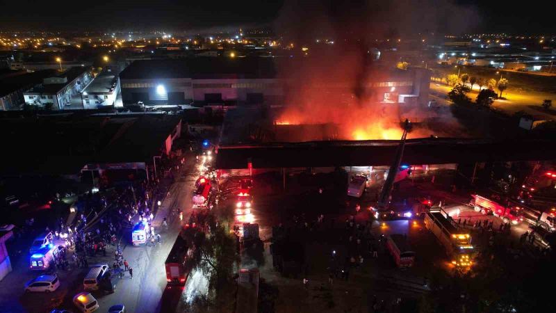 Adana’da halde çıkan yangında 22 iş yeri kullanılamaz hale geldi