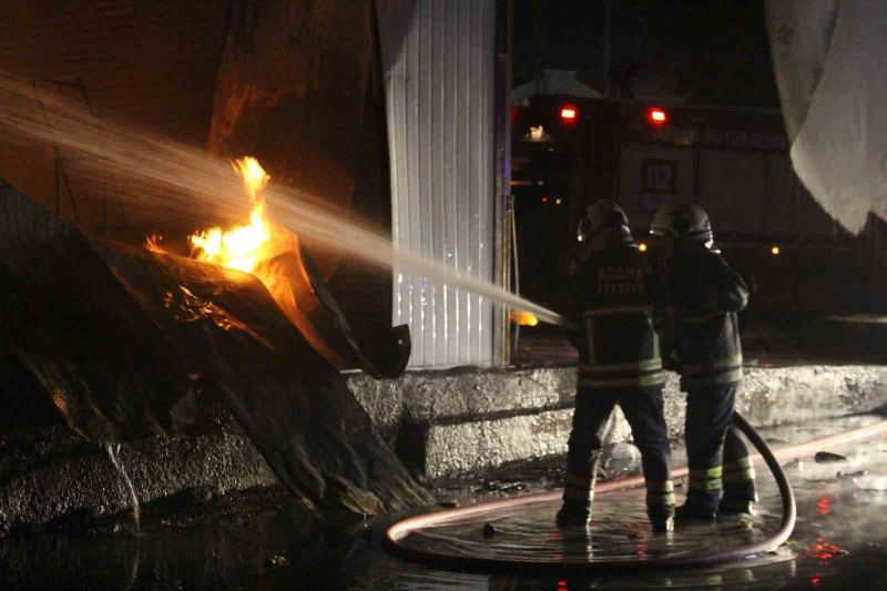 ADANA’DA SEBZE VE MEYVE HALİNDEKİ BİR İŞ YERİNDE BAŞLAYAN YANGIN 14 İŞ YERİNE DAHA SIÇRADI. 15 İŞ YERİ KÜLE DÖNERKEN EKİPLERİN YANGINI SÖNDÜRME ÇALIŞMASI SÜRÜYOR.