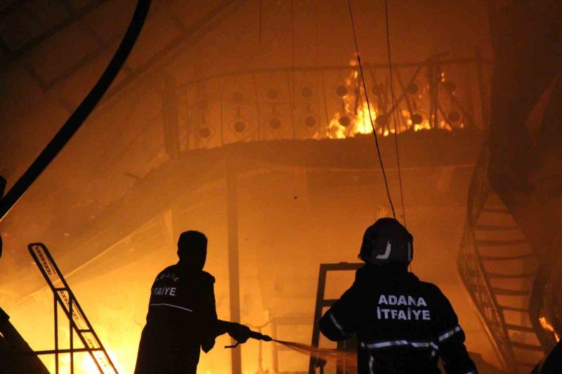 ADANA’DA SEBZE VE MEYVE HALİNDEKİ BİR İŞ YERİNDE BAŞLAYAN YANGIN 14 İŞ YERİNE DAHA SIÇRADI. 15 İŞ YERİ KÜLE DÖNERKEN EKİPLERİN YANGINI SÖNDÜRME ÇALIŞMASI SÜRÜYOR.