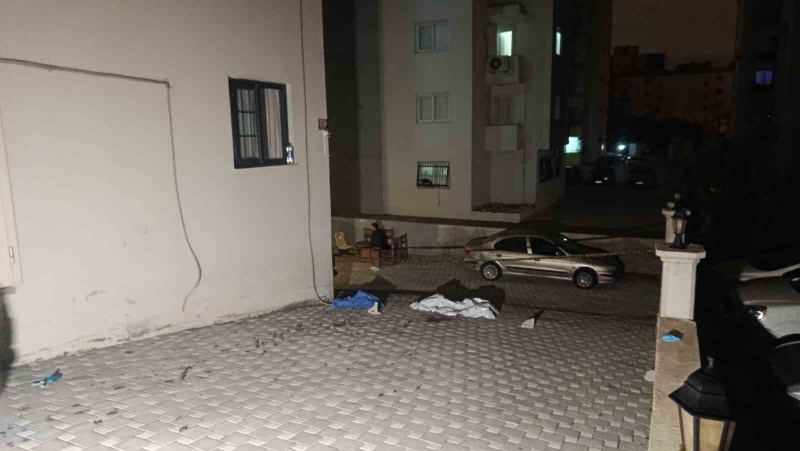 ADANA’DA BİR KİŞİ, GECE SAATLERİNDE SEVGİLİSİNİN EVİNE GELEN ESKİ KOCASIYLA KARŞILAŞMAMAK İÇİN PENCEREDEN ÇIKMAYA ÇALIŞIRKEN PANİKLE DENGESİNİ KAYBEDEREK 3’ÜNCÜ KATTAN AŞAĞI DÜŞTÜ. AŞAĞI DÜŞEN KİŞİ OLAY YERİNDE HAYATINI KAYBETTİ.