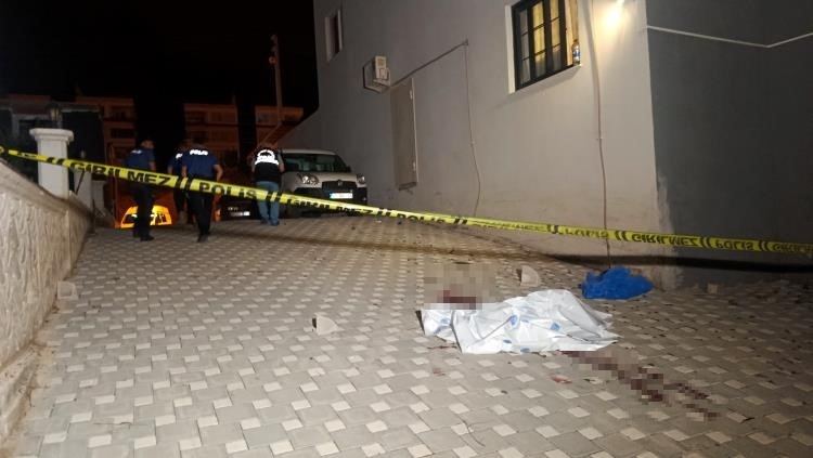 ADANA’DA BİR KİŞİ, GECE SAATLERİNDE SEVGİLİSİNİN EVİNE GELEN ESKİ KOCASIYLA KARŞILAŞMAMAK İÇİN PENCEREDEN ÇIKMAYA ÇALIŞIRKEN PANİKLE DENGESİNİ KAYBEDEREK 3’ÜNCÜ KATTAN AŞAĞI DÜŞTÜ. AŞAĞI DÜŞEN KİŞİ OLAY YERİNDE HAYATINI KAYBETTİ.