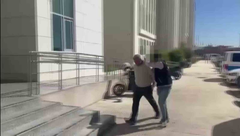 ADANA’DA UYUŞTURUCU MADDE TİCARETİ VE KULLANIMI SUÇUNDAN KESİNLEŞMİŞ HAPİS CEZASI BULUNAN 42 FİRARİ HÜKÜMLÜ YAKALANARAK CEZAEVİNE GÖNDERİLDİ.