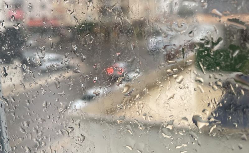 METEOROLOJİNİN UYARISINI YAPTIĞI YAĞIŞLI HAVA MERSİN’DE ETKİLİ OLUYOR.
