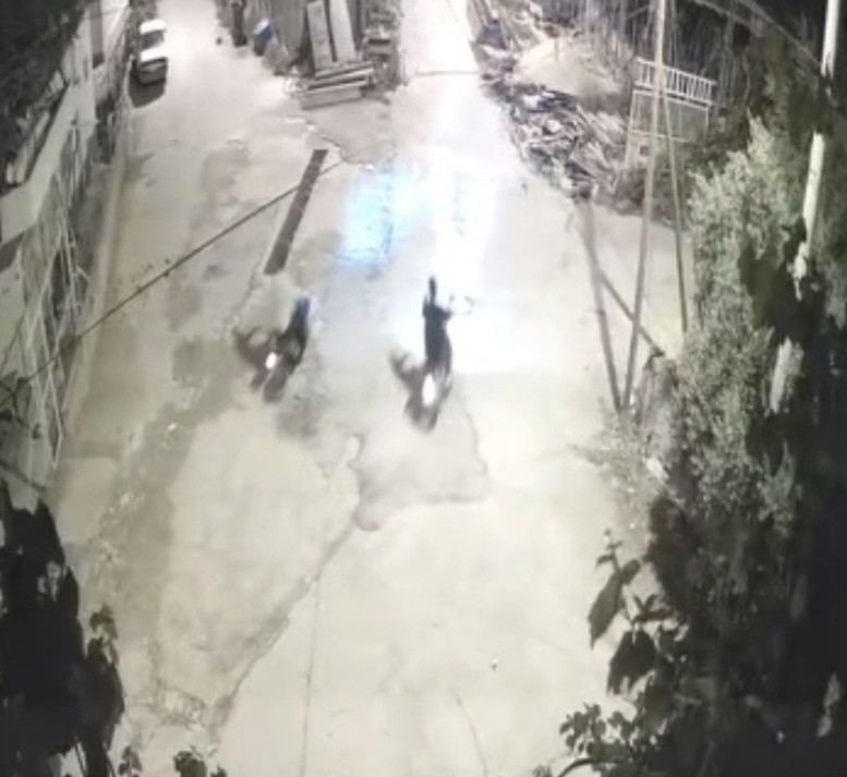 OSMANİYE'NİN KADİRLİ İLÇESİNDE MOTOSİKLETLİ 2 KİŞİ, SOKAKTA GÖRÜP KOVALADIKLARI KÖPEĞİ GİRDİĞİ EVDEN ÇALARAK KAÇTI.