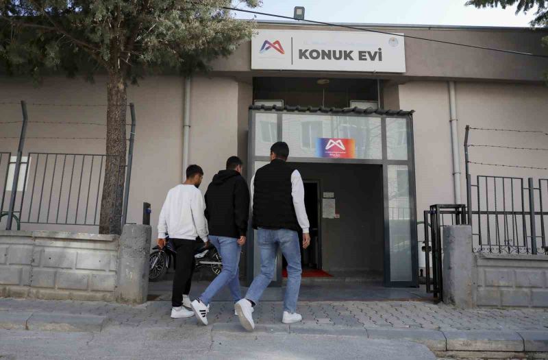 MERSİN BÜYÜKŞEHİR BELEDİYESİ, ÜNİVERSİTE ÖĞRENCİLERİNE BARINMADAN BESLENMEYE, ULAŞIMDAN EĞİTİM DESTEĞİNE, SOSYAL YAŞAMDAN MESLEKİ GELİŞİME KADAR BİRÇOK ALANDA HİZMET SUNUYOR.