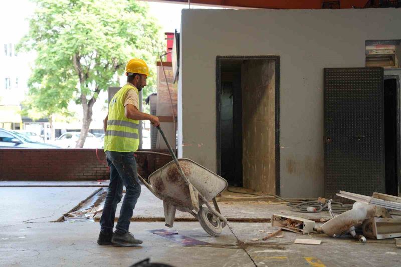 ÇUKUROVA BELEDİYESİ, VATANDAŞLARIN GÜNLÜK YAŞAMINI KOLAYLAŞTIRMAK VE KENT GENELİNDEKİ ORTAK KULLANIM ALANLARININ STANDARTLARINI YÜKSELTMEK AMACIYLA ÇALIŞMALARINI ARALIKSIZ SÜRDÜRÜYOR.