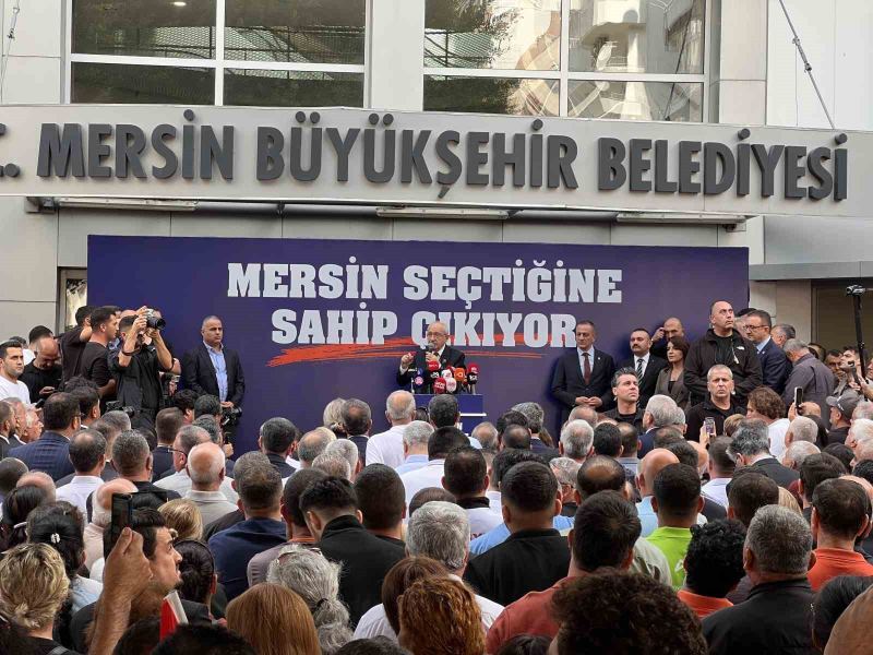 CHP GENEL BAŞKANI KEMAL KILIÇDAROĞLU, MERSİN BÜYÜKŞEHİR BELEDİYESİ ÖNÜNDE TOPLANAN KALABALIĞA HİTAP EDEREK, TUTUKLU BULUNAN MERSİN BÜYÜKŞEHİR BELEDİYE BAŞKANI VAHAP SEÇER’İN SERBEST BIRAKILARAK GÖREVİNE DÖNMESİ ÇAĞRISINDA BULUNDU.
