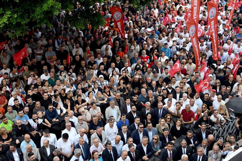 CHP GENEL BAŞKANI KEMAL KILIÇDAROĞLU, MERSİN BÜYÜKŞEHİR BELEDİYESİ ÖNÜNDE TOPLANAN KALABALIĞA HİTAP EDEREK, TUTUKLU BULUNAN MERSİN BÜYÜKŞEHİR BELEDİYE BAŞKANI VAHAP SEÇER’İN SERBEST BIRAKILARAK GÖREVİNE DÖNMESİ ÇAĞRISINDA BULUNDU.