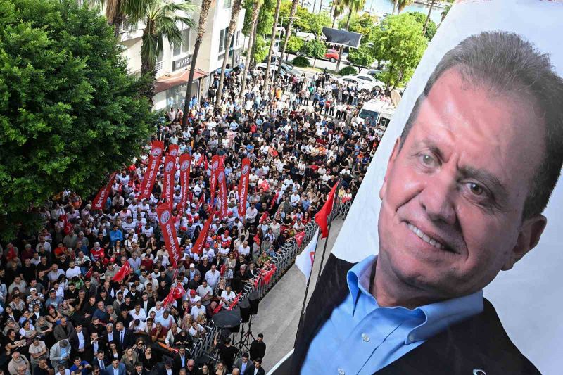 CHP GENEL BAŞKANI KEMAL KILIÇDAROĞLU, MERSİN BÜYÜKŞEHİR BELEDİYESİ ÖNÜNDE TOPLANAN KALABALIĞA HİTAP EDEREK, TUTUKLU BULUNAN MERSİN BÜYÜKŞEHİR BELEDİYE BAŞKANI VAHAP SEÇER’İN SERBEST BIRAKILARAK GÖREVİNE DÖNMESİ ÇAĞRISINDA BULUNDU.