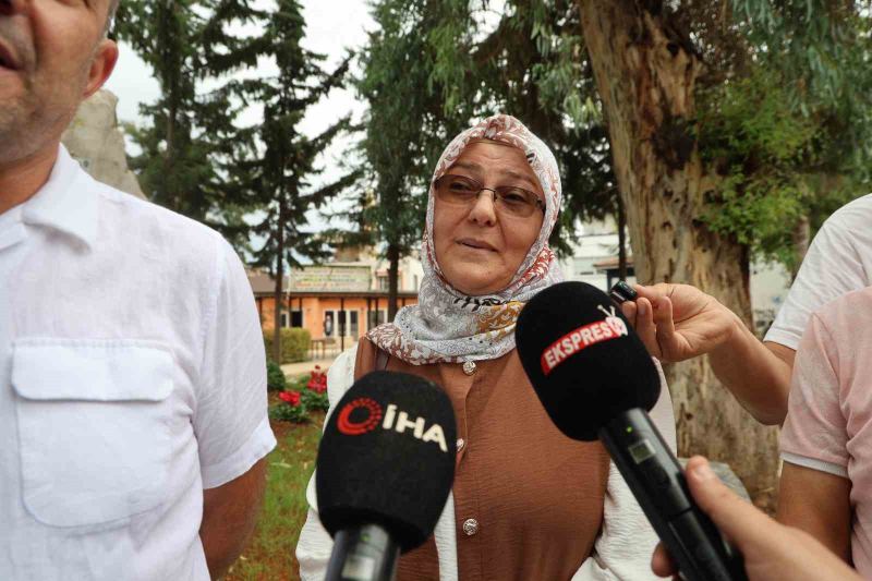 ŞEHİDİN ABLASI AYŞE KARA İSE KARDEŞİNİ İSTANBUL'DA OLAYDAN ÖNCE SABAH UĞURLADIĞINI BELİRTEREK, "İSTANBUL'DA BİZDE KALIYORDU. SABAH BEN UĞURLADIM, ÖĞLEN HABERİNİ BEN ALDIM. NÖBETÇİ OLMAMASINA RAĞMEN O GÜN ARKADAŞLARINI KURTARDI. DUYGULARIMIZ YOĞUN. BÖYLE ANILMASI ÇOK GÜZEL" DİYE KONUŞTU.