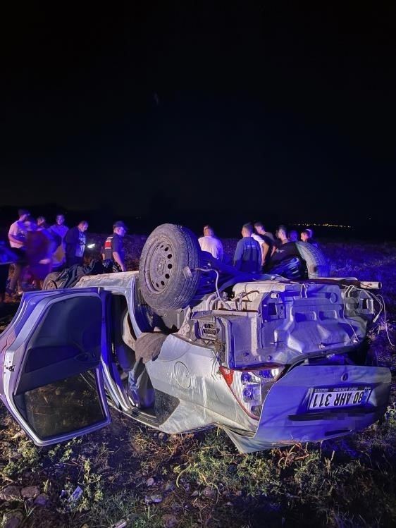 OSMANİYE’DE OTOMOBİL ŞARAMPOLE UÇUP TAKLA ATTI: 3 YARALI