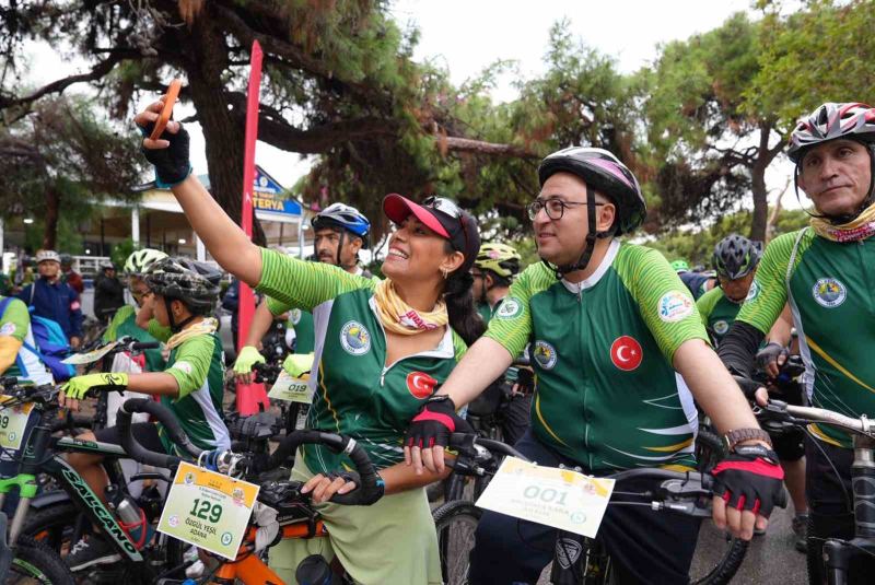 MERSİN ERDEMLİ ‘DE 24 İLDEN 160 BİSİKLETLİ, ZAMAN ZAMAN YAĞMUR YAĞMASINA RAĞMEN TARİH VE DOĞANIN İÇİNDE PEDAL ÇEVİRME KEYFİ YAŞADI. SPORCULARA ERDEMLİ BELEDİYE BAŞKANI MUSTAFA KARA'DA (ÖNE SAĞDA) EŞLİK ETTİ