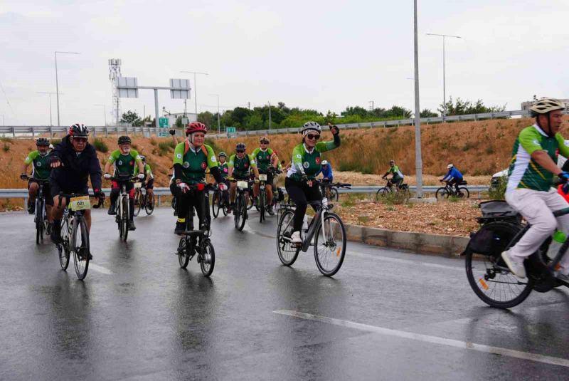 MERSİN ERDEMLİ ‘DE 24 İLDEN 160 BİSİKLETLİ, ZAMAN ZAMAN YAĞMUR YAĞMASINA RAĞMEN TARİH VE DOĞANIN İÇİNDE PEDAL ÇEVİRME KEYFİ YAŞADI.