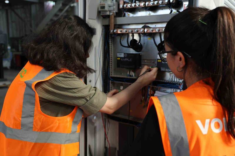 TÜRKİYE'DE ELEKTRİKLİ ARAÇ SAYISI 2026 YILININ İLK 7 AYINDA 91 BİNDEN FAZLA ARTARAK 465 BİNE DAYANIRKEN UZMANLAR, TÜRKİYE'DE ELEKTRİKLİ MOBİLİTENİN ÖNÜMÜZDEKİ DÖNEMDE ÇOK DAHA HIZLI BÜYÜMESİNİ BEKLEDİKLERİNİ SÖYLEDİ.