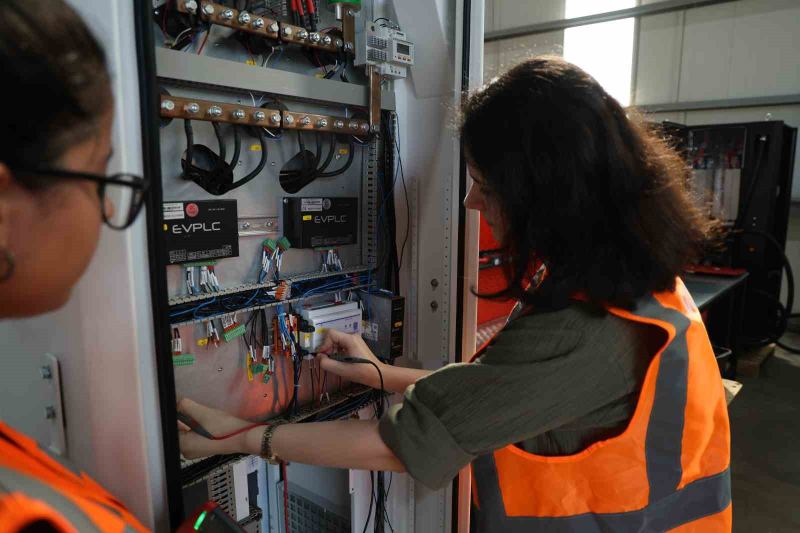 TÜRKİYE'DE ELEKTRİKLİ ARAÇ SAYISI 2026 YILININ İLK 7 AYINDA 91 BİNDEN FAZLA ARTARAK 465 BİNE DAYANIRKEN UZMANLAR, TÜRKİYE'DE ELEKTRİKLİ MOBİLİTENİN ÖNÜMÜZDEKİ DÖNEMDE ÇOK DAHA HIZLI BÜYÜMESİNİ BEKLEDİKLERİNİ SÖYLEDİ.