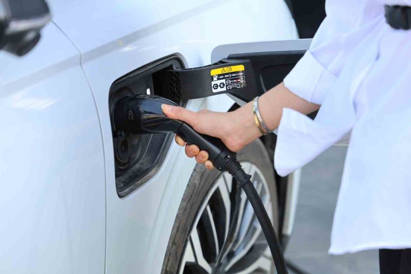 TÜRKİYE'DE ELEKTRİKLİ ARAÇ SAYISI 2026 YILININ İLK 7 AYINDA 91 BİNDEN FAZLA ARTARAK 465 BİNE DAYANIRKEN UZMANLAR, TÜRKİYE'DE ELEKTRİKLİ MOBİLİTENİN ÖNÜMÜZDEKİ DÖNEMDE ÇOK DAHA HIZLI BÜYÜMESİNİ BEKLEDİKLERİNİ SÖYLEDİ.