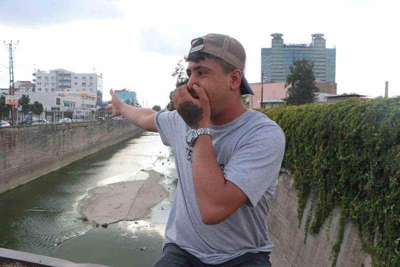 KONUYLA İLGİLİ AÇIKLAMALARDA BULUNAN VATANDAŞLARDAN BÜNYAMİN BALAT, ÇEVREDEKİLERİN RAHATSIZ OLDUĞUNU SÖYLEYEREK, “ON SENEDİR BURASI BÖYLE. GERÇEKTEN BU KONUDAN HERKES ŞİKAYETÇİ. BU KOKUDA KİM DAYANABİLİR?" DEDİ.