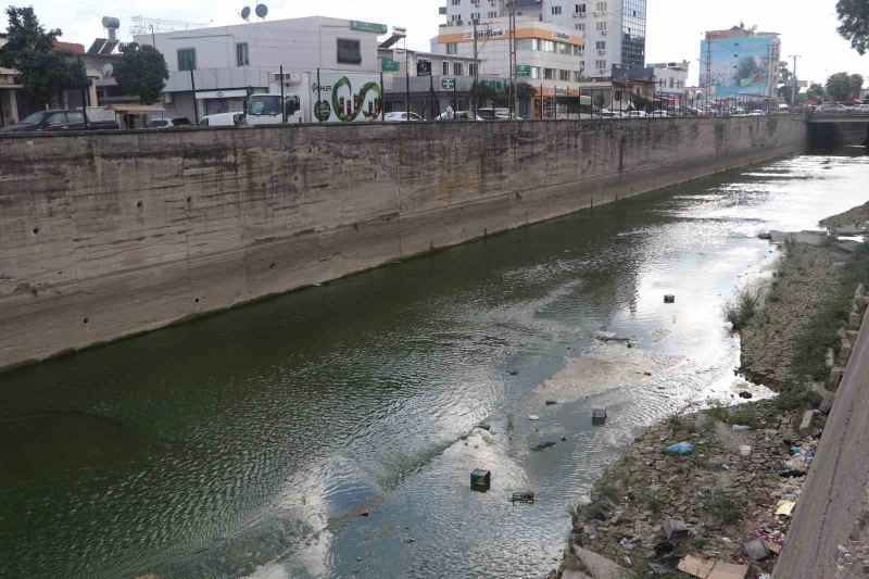 ADANA’DA BAKIMSIZLIK VE ÇÖPLER NEDENİYLE KÖTÜ KOKU YAYAN SULAMA KANALI, ÇEVREDE YAŞAYAN VATANDAŞLAR İLE ESNAFIN TEPKİSİNE NEDEN OLDU.