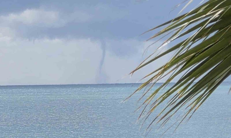 METEOROLOJİNİN UYARISINI YAPTIĞI YAĞIŞLI HAVANIN ARA ARA ETKİLİ OLDUĞU MERSİN'İN KIYILARINDAN AKDENİZ'DE OLUŞAN HORTUM GÖRÜNTÜLENDİ. BİR SÜRE ETKİLİ OLAN HORTUM KIYIYA YAKLAŞMADAN YOK OLDU.