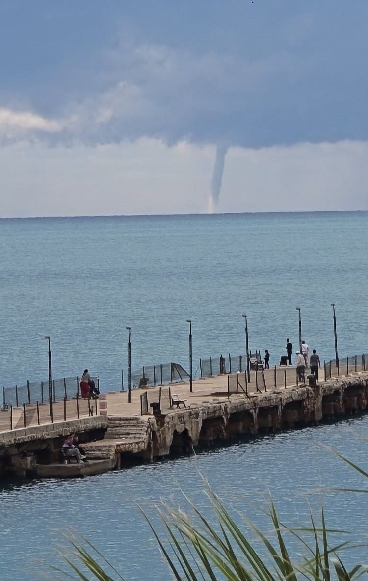 METEOROLOJİNİN UYARISINI YAPTIĞI YAĞIŞLI HAVANIN ARA ARA ETKİLİ OLDUĞU MERSİN'İN KIYILARINDAN AKDENİZ'DE OLUŞAN HORTUM GÖRÜNTÜLENDİ. BİR SÜRE ETKİLİ OLAN HORTUM KIYIYA YAKLAŞMADAN YOK OLDU.