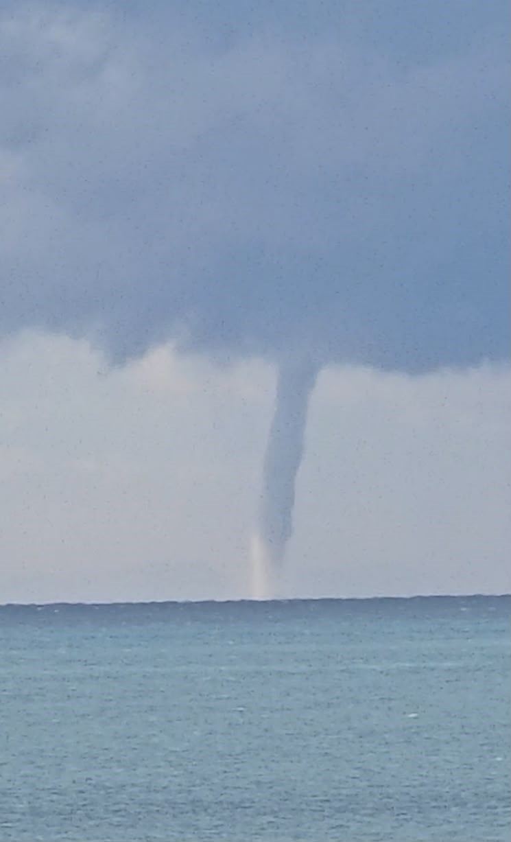 METEOROLOJİNİN UYARISINI YAPTIĞI YAĞIŞLI HAVANIN ARA ARA ETKİLİ OLDUĞU MERSİN'İN KIYILARINDAN AKDENİZ'DE OLUŞAN HORTUM GÖRÜNTÜLENDİ. BİR SÜRE ETKİLİ OLAN HORTUM KIYIYA YAKLAŞMADAN YOK OLDU.