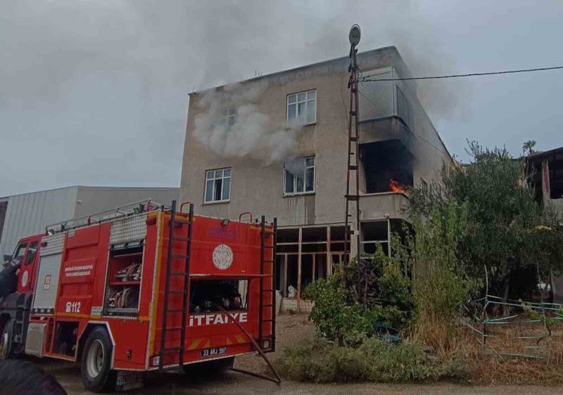 Ev yangınında mahsur kalan kadın kurtarıldı