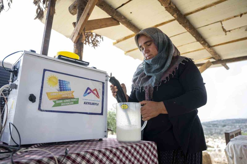 MERSİN BÜYÜKŞEHİR BELEDİYESİ, ELEKTRİK ALTYAPISININ SINIRLI OLDUĞU KIRSAL BÖLGELERDE ÜRETİM YAPAN KONARGÖÇER KÜÇÜKBAŞ HAYVAN YETİŞTİRİCİLERİ İLE GEZİCİ ARICILARA GÜNEŞ PANELİ DESTEĞİ SAĞLIYOR.