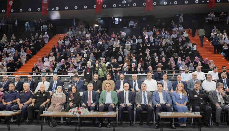 MERSİN’DE CAMİLER VE DİN GÖREVLİLERİ HAFTASI KAPSAMINDA DÜZENLENEN 'NAAT GÜLDESTESİ' PROGRAMINDA, HZ. MUHAMMED’E DUYULAN SEVGİ NAAT, KASİDE VE İLAHİLERLE DİLE GETİRİLDİ. PROGRAMDA, 'ANADOLU’DAN KUTLU NEBİ’YE NAATLAR' ADLI ANTOLOJİ DE TANITILDI.