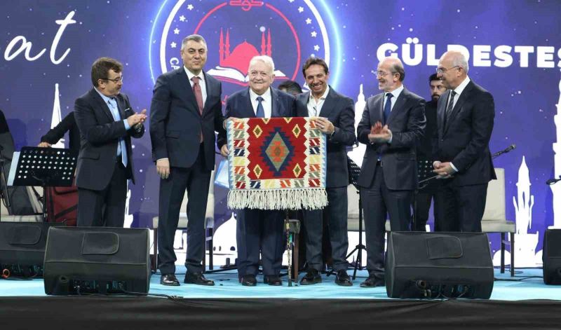 MERSİN’DE CAMİLER VE DİN GÖREVLİLERİ HAFTASI KAPSAMINDA DÜZENLENEN 'NAAT GÜLDESTESİ' PROGRAMINDA, HZ. MUHAMMED’E DUYULAN SEVGİ NAAT, KASİDE VE İLAHİLERLE DİLE GETİRİLDİ. PROGRAMDA, 'ANADOLU’DAN KUTLU NEBİ’YE NAATLAR' ADLI ANTOLOJİ DE TANITILDI.